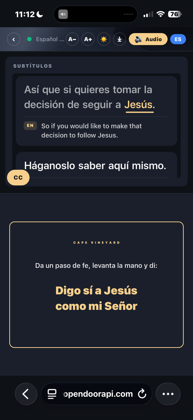 A listener phone during a live service — the altar-call decision card in Spanish (“Digo sí a Jesús como mi Señor”) with live Spanish captions and their English source line still visible above it